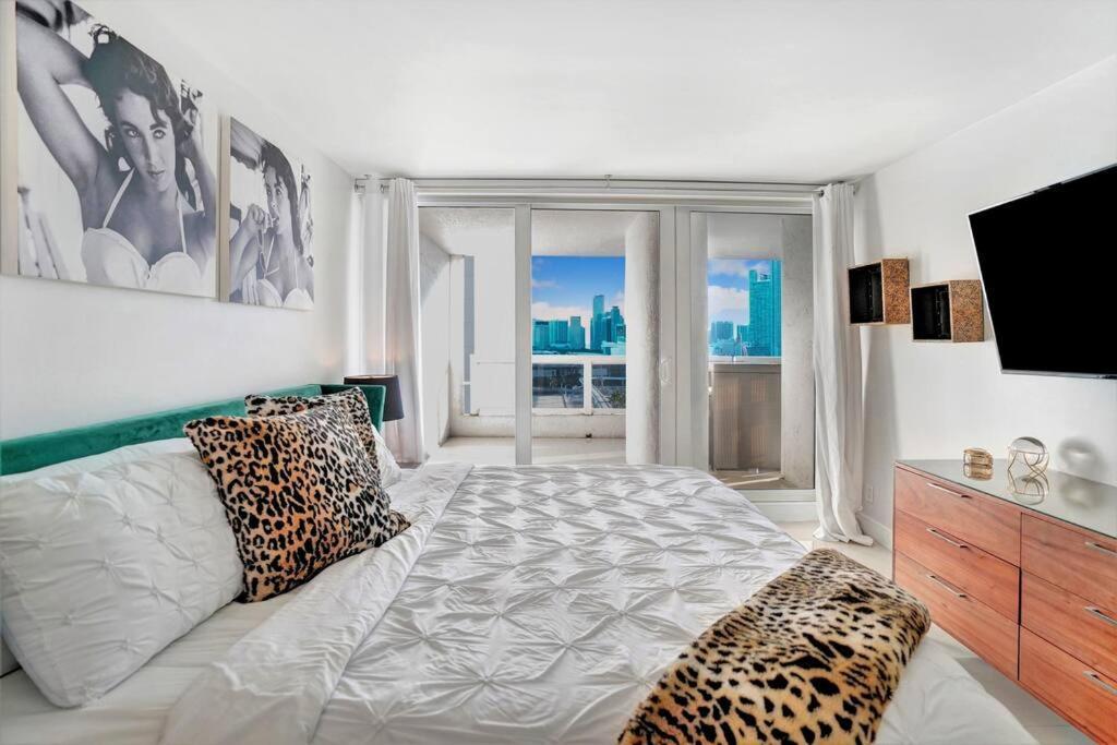 Some Like It Hot! Skyline & Water Views 4br Miami
