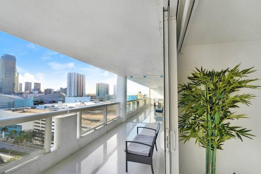 Apartment Some Like It Hot! Skyline & Water Views 4br Miami