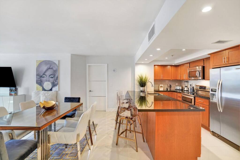 Some Like It Hot! Skyline & Water Views 4br Miami