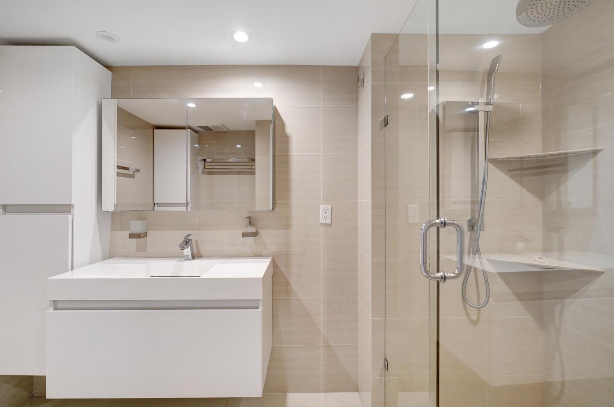 Some Like It Hot! Skyline & Water Views 4br *