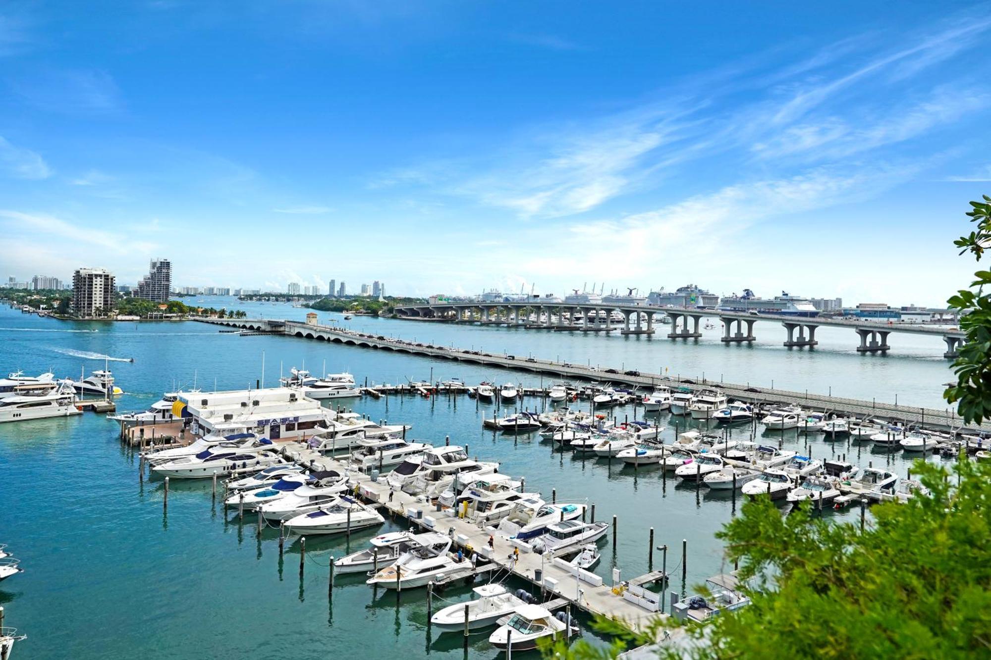 Some Like It Hot! Skyline & Water Views 4br
